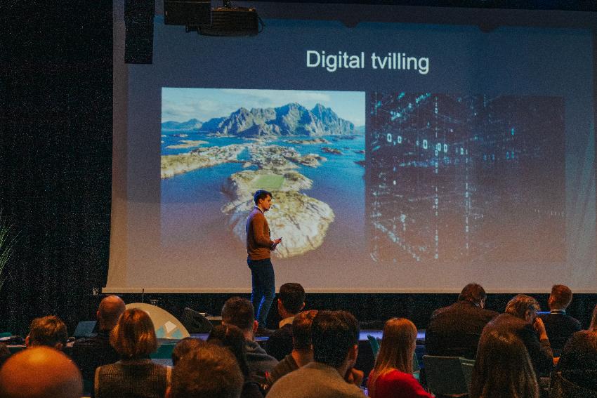 Brynjar A. Saus på scenen på Lofotkonferansen. På skjermen bak ham står det "Digitale tvillinger"