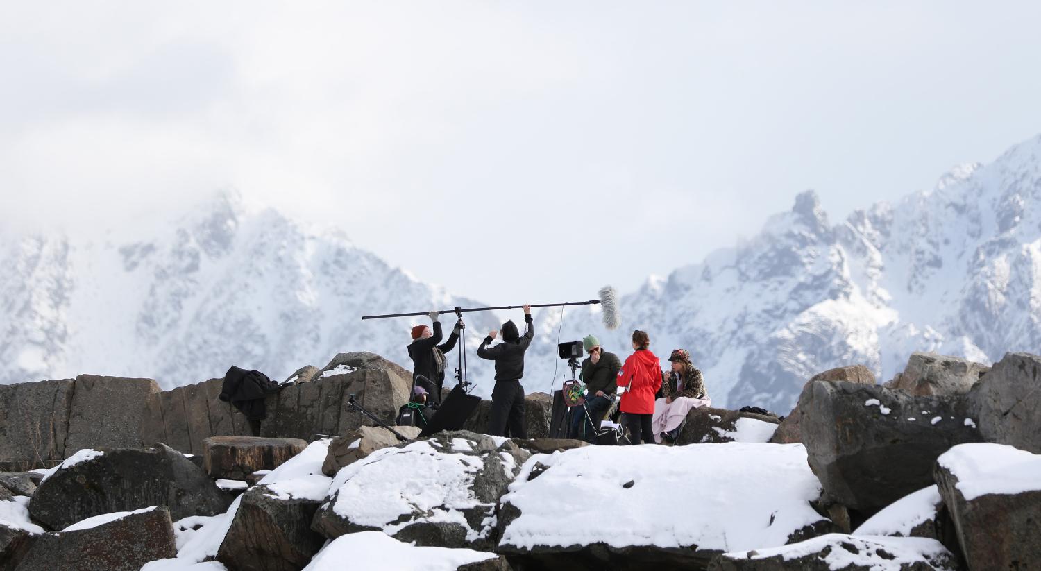 Filminnspilling utendørs i Lofoten blant fjord og fjell.