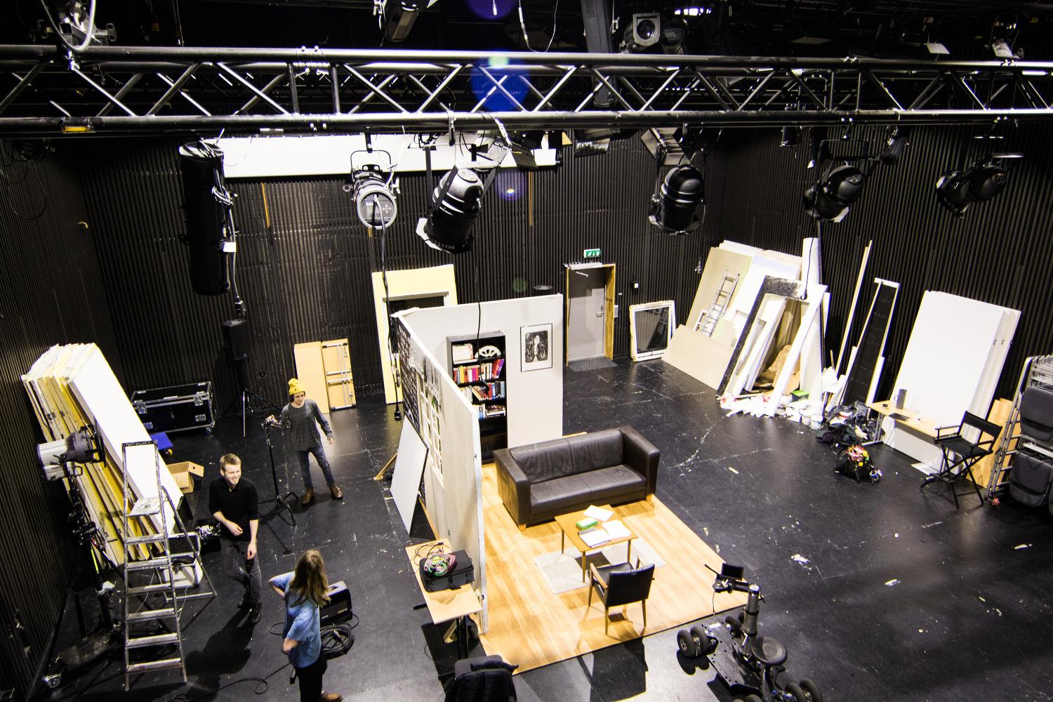 Filming i blackbox ved Filmkunstskolen i Kabelvåg.
