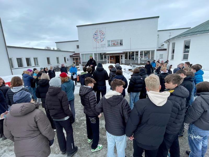 ESERO Norway presenterer uteaktiviteten Først til 40 til ungdomsskoleelever utenfor Tromsø museum