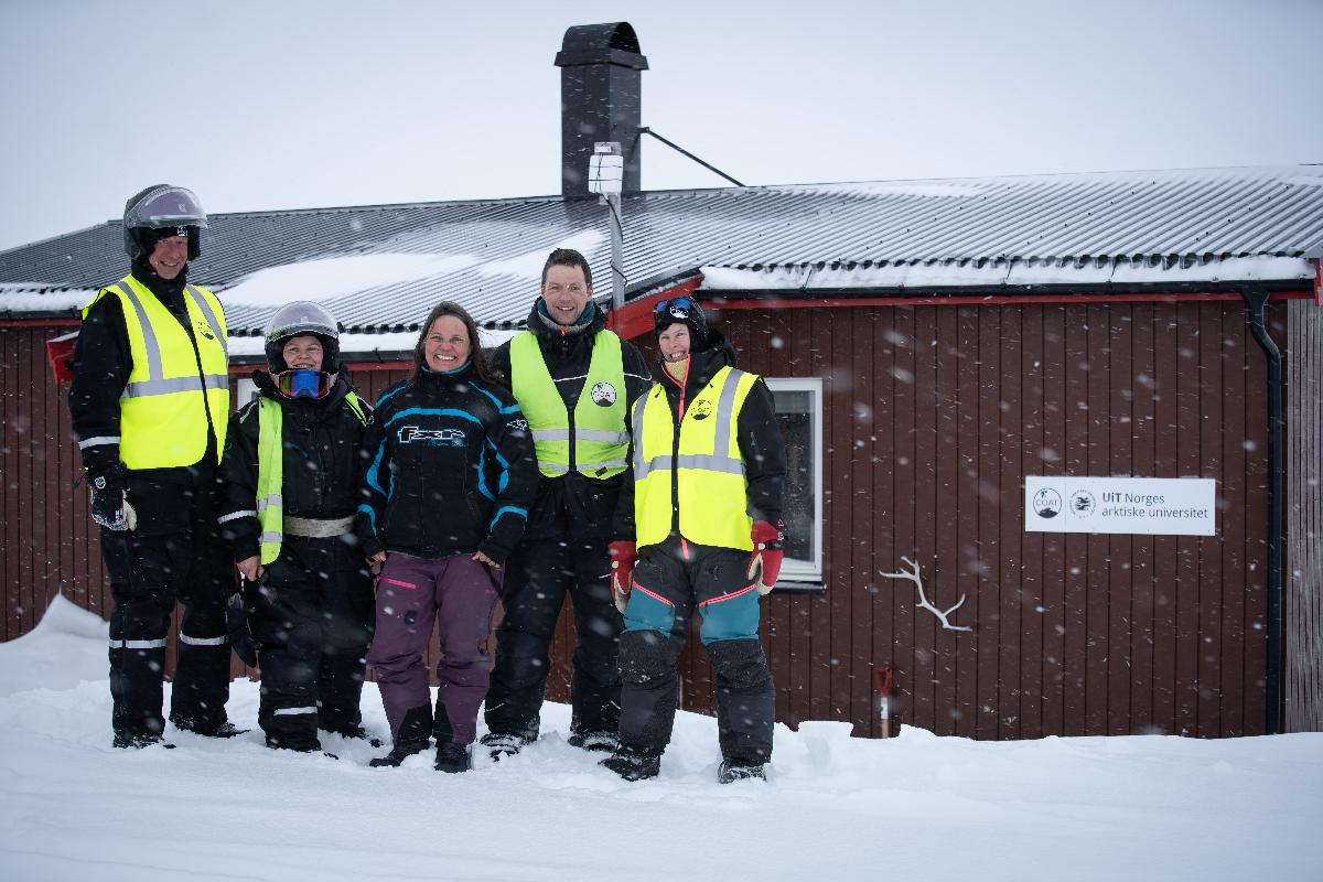 Her er de ansatte som jobber på feltstasjonen i Skoarrojohka. COAT har bygd en hytte som de benytter når de er ute i felt. 
