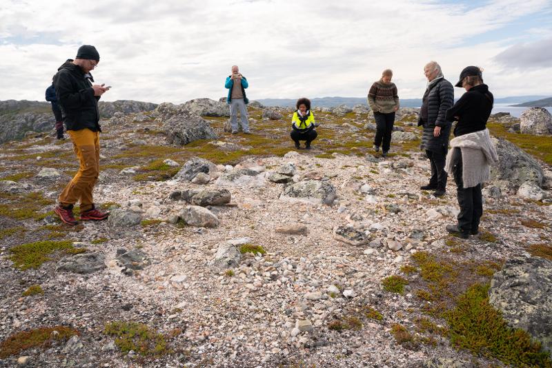  Arkeologer studerer en boplass fra eldre steinalder på Gamnes i Sør-Varanger.