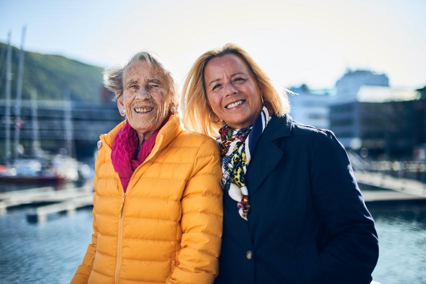 en eldre dame og en middelaldrende dame i Tromsø havn