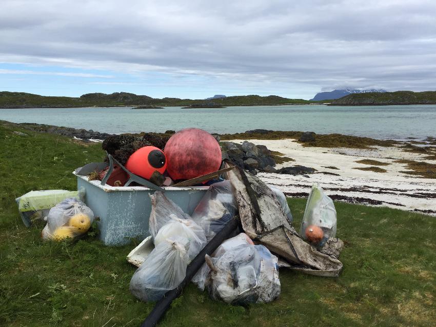 søppel som er ryddet fra en strand
