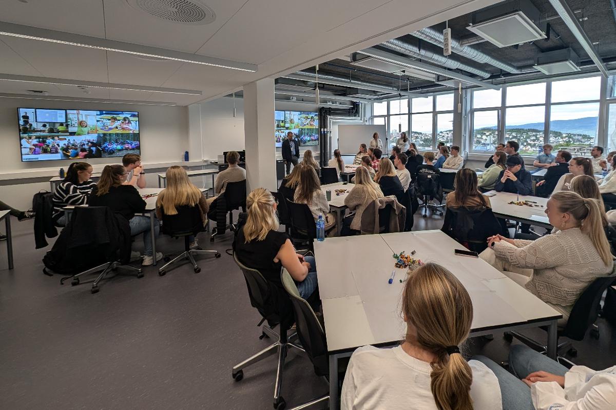 Studenter samlet i klasserom 