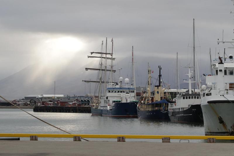 Skip til kai i Longyearbyen. 