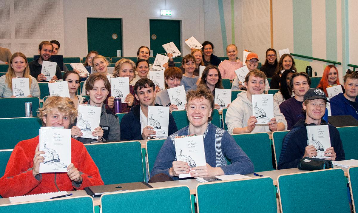 Studentene med sine ordbøker.