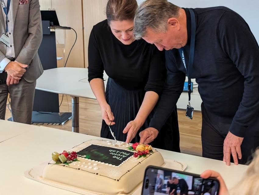 To personer skjærer kake