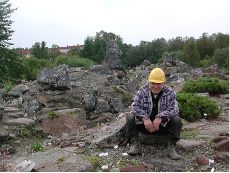 Bjørn med røykepause da den nederste steinveggen for bergfrue-sildrene var ferdig i september 2012. 