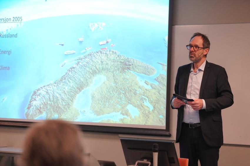 Person som st&aring;r foran et projektorlerret.