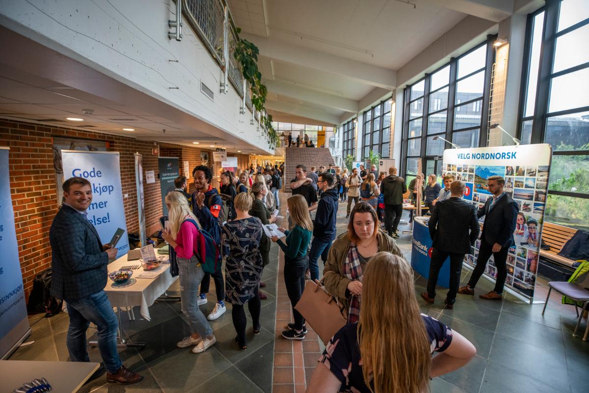 Studenter på en dag for arbeidsliv inne i en trappegang i et universitetsbygg. 