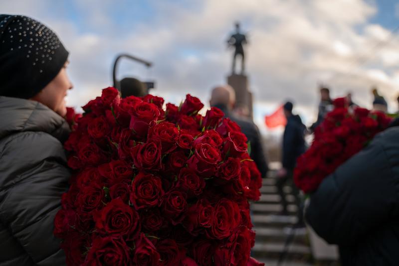 A woman with a bouquet of roses.