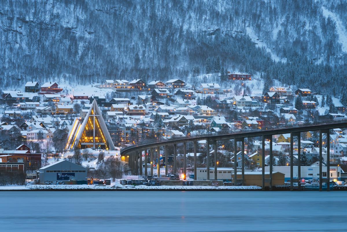 En bro som går over et sund, med en kirke på andre siden