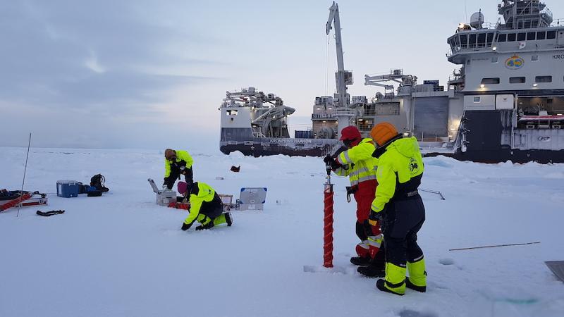 Forskningsfartøyet Kronprins Haakon i isen.