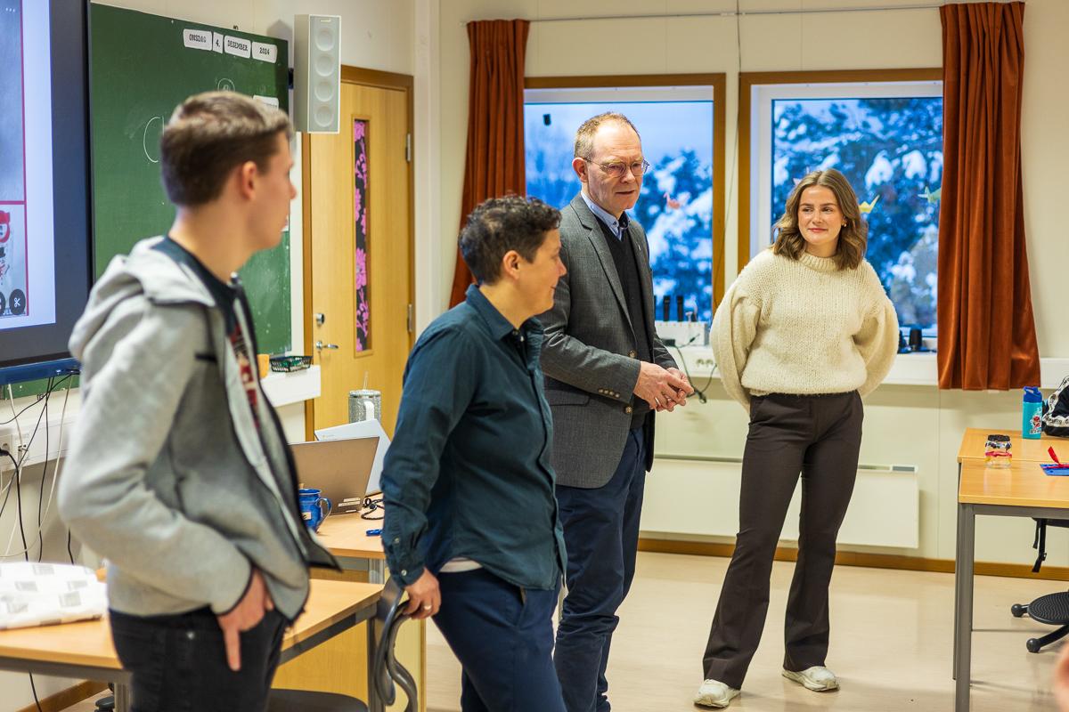 Ministeren besøkte også Håkvik skole. Her møtte han studentene Henriette Aslaksen og Sebastian Haugan, som studerer ved UiTs fleksible grunnskolelærerutdanning, og rektor Silje Pettersen (andre fra venstre).