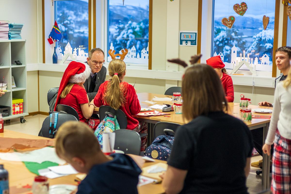 Lærerstudentene tok statsråden med på juleverksted sammen med elevene.