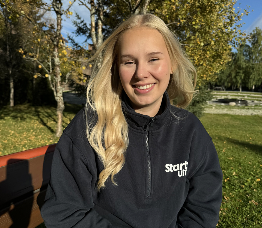 Bilde av Rikke leder studentforening ved siden av studiene