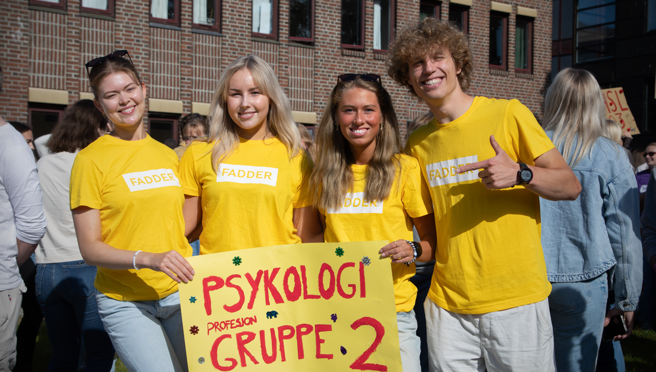 Fire psykologistudenter med gule fadderskjorter. Foto