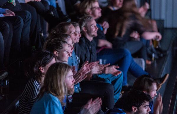 Engasjert publikum i kino-sal. 