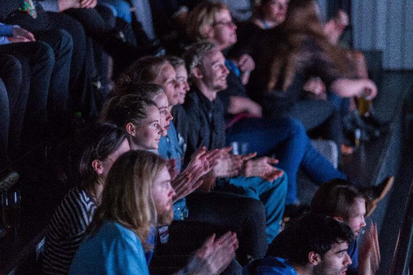 Engasjert publikum i kino-sal. 