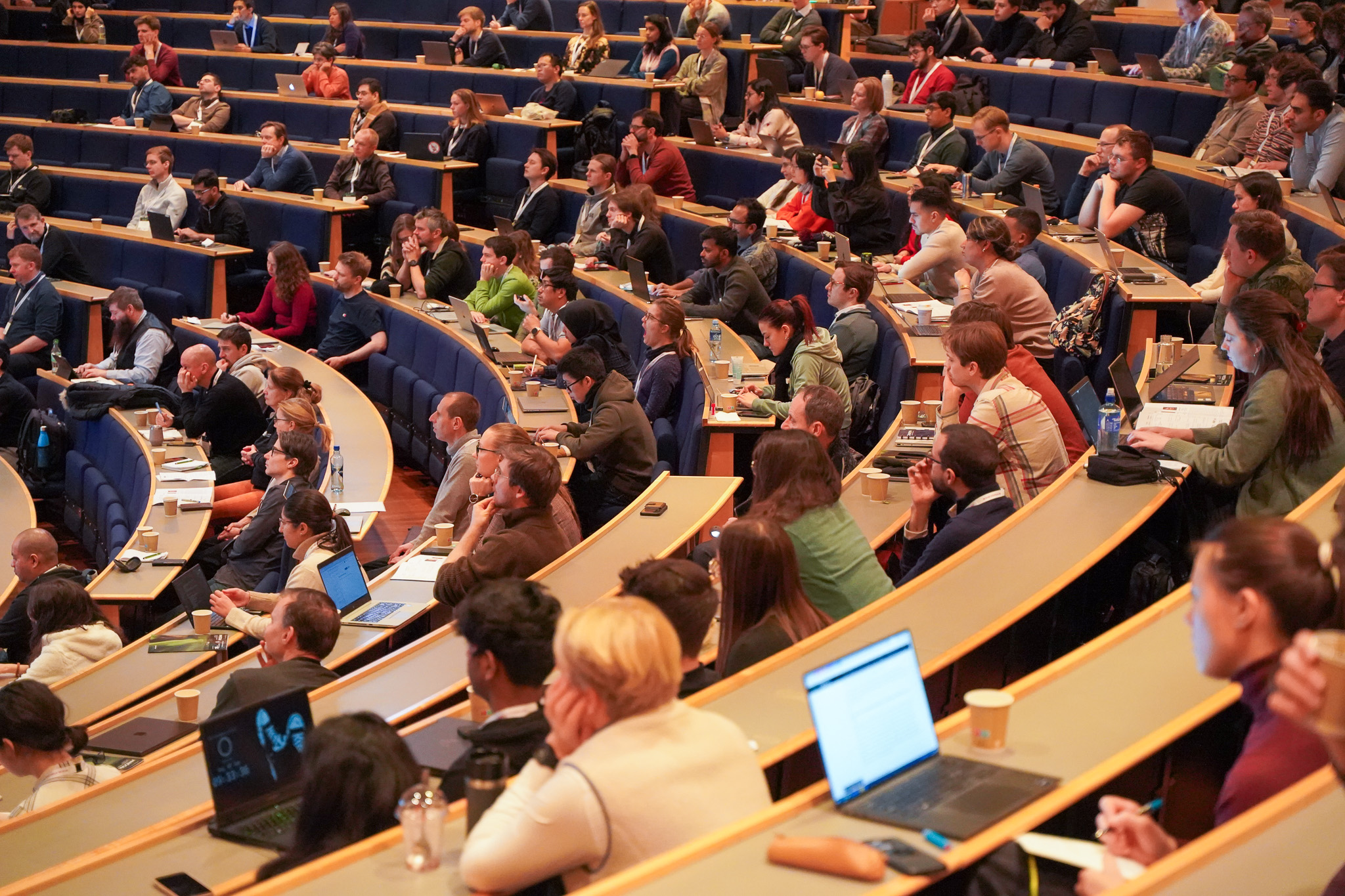 En svær gruppe forskere som følger med i et auditorium