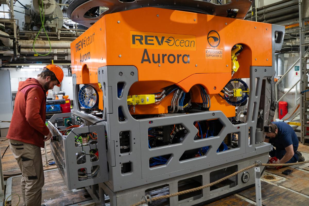 Scott Wieman monterer utstyr på REV Ocean sin ROV Aurora på FF Kronprins Haakon. Foto: Jørn Berger-Nyvoll / UiT 