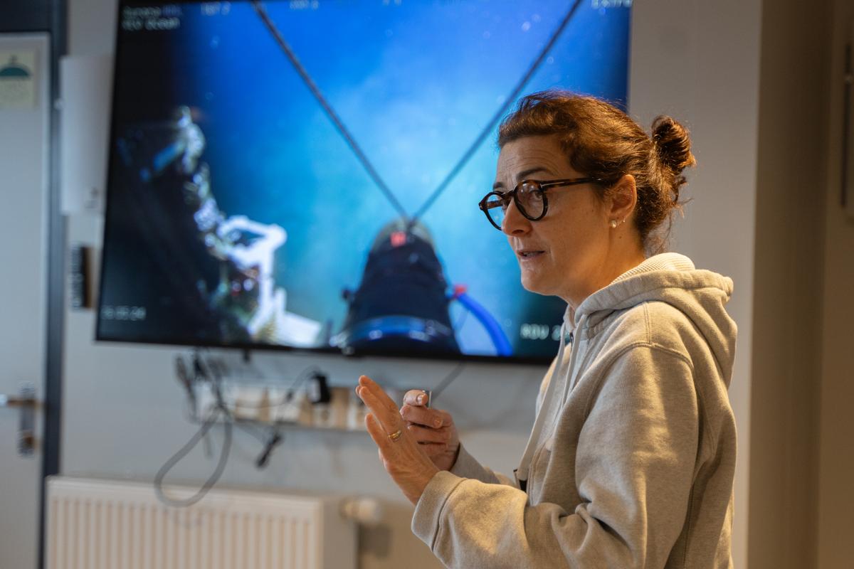  Giuliana Panieri orienterer deltakerne i opperasjonsrommet på FF Kronprins Haakon. Foto: Jørn Berger-Nyvoll / UiT