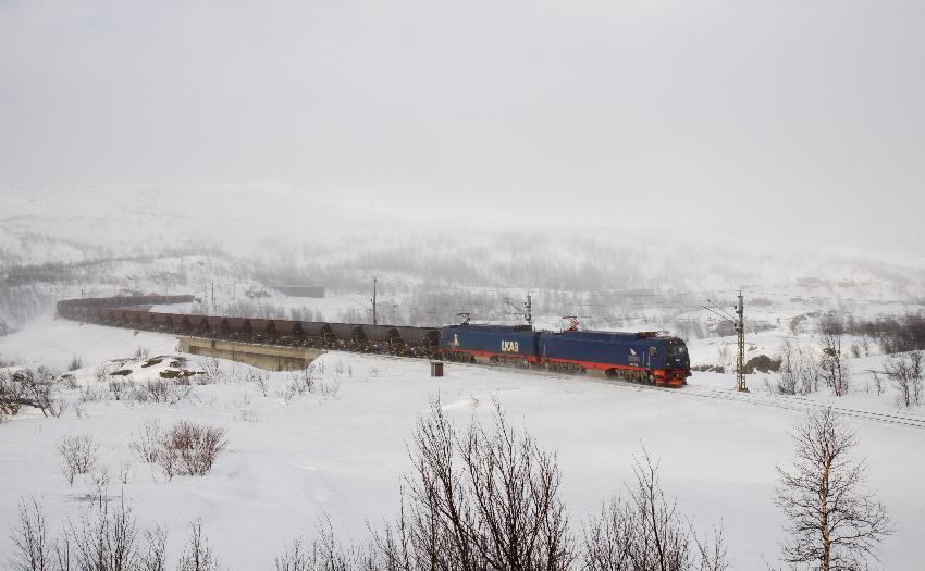 Malmtog i vinterlandskap på Ofotbanen