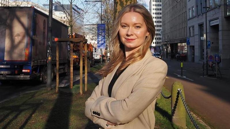 Kvinne på gata ser i kamera