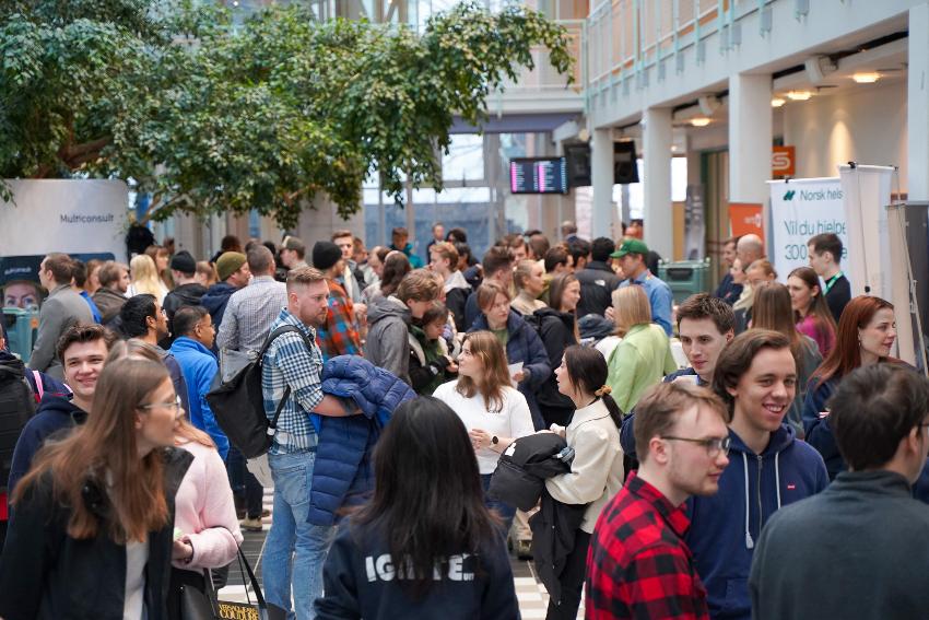 En stor gruppe studenter besøker bedriftstands.