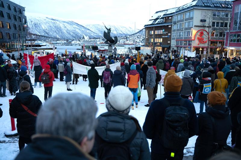 Masse folk og bannere på et torg i forbindelse med 8. mars-markering