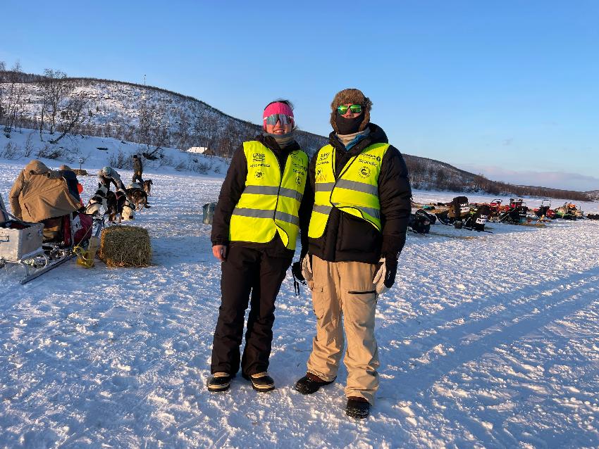 Emilz og Lucian på sjekkpunkt Jergul