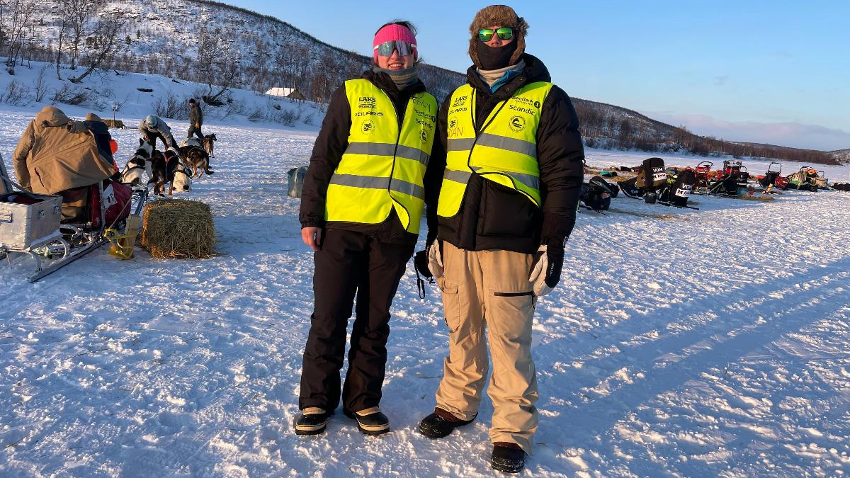 Emily og Lucian på sjekkpunkt Jergul