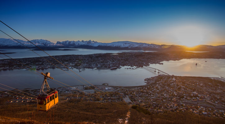 Landskap i solnedgang