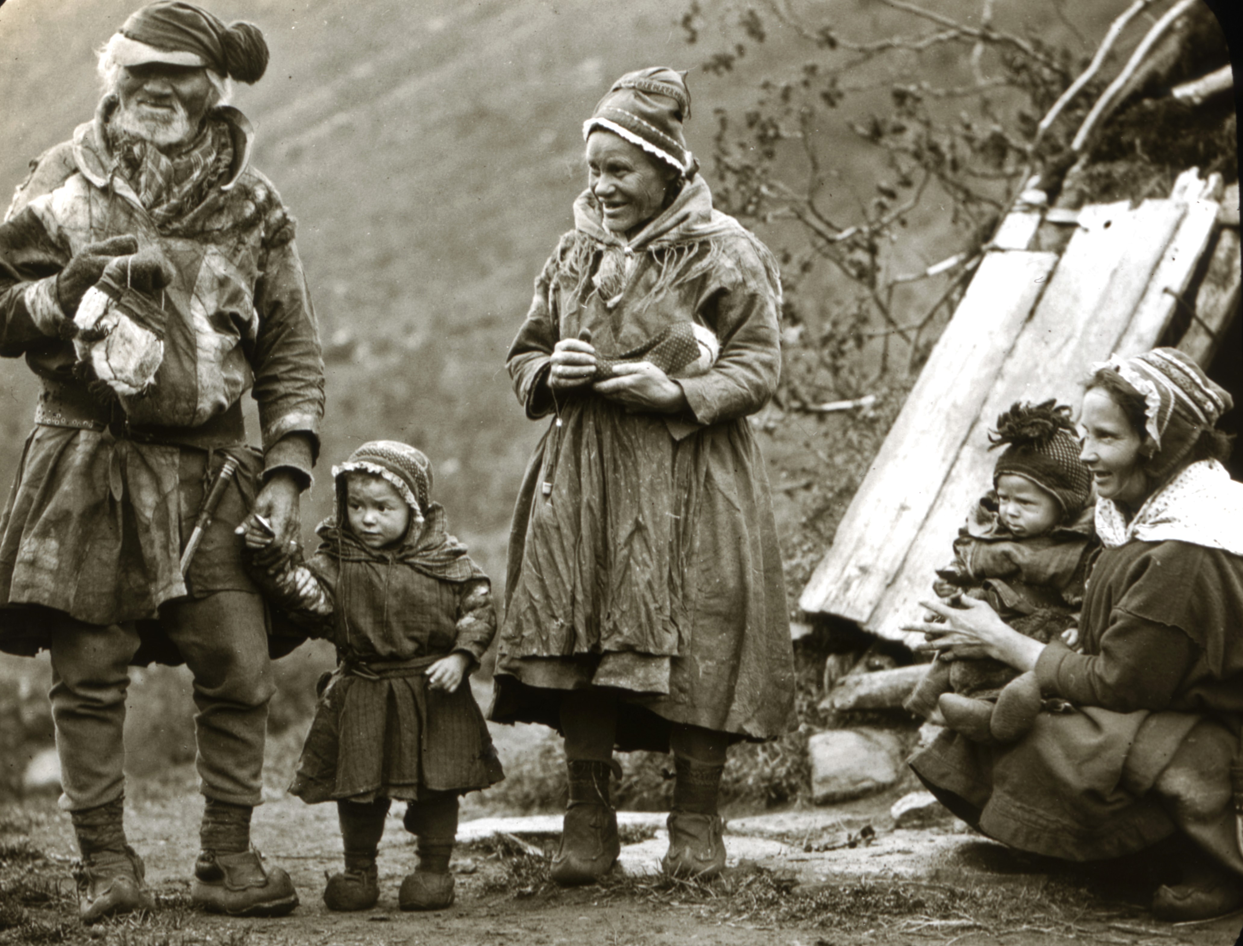 Samisk familie samisk familie med besteforeldre og mor og barn_svart hvitt bilde