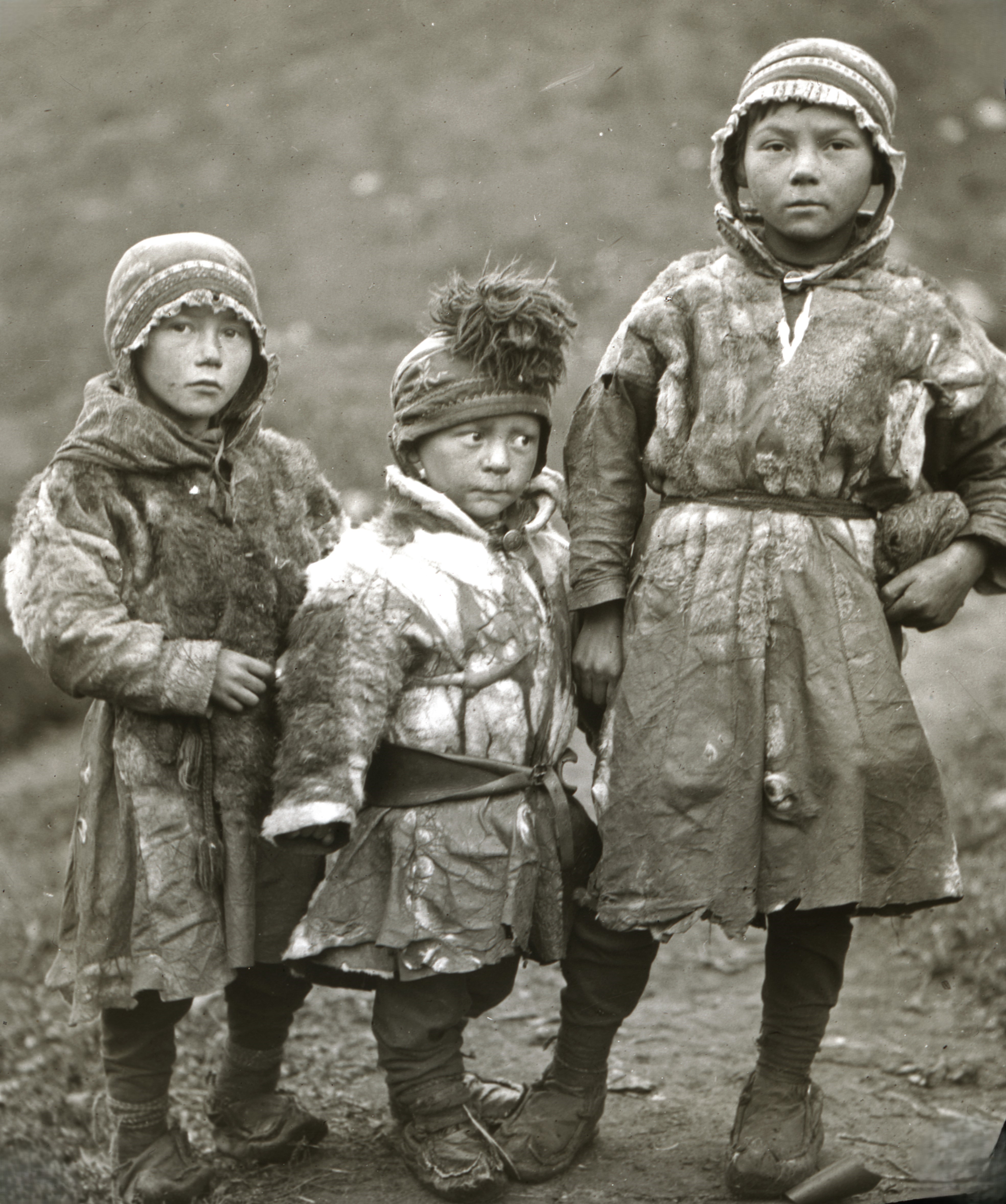 samiske søsken tre samiske barn i tradisjonelle klær_svart hvitt bilde