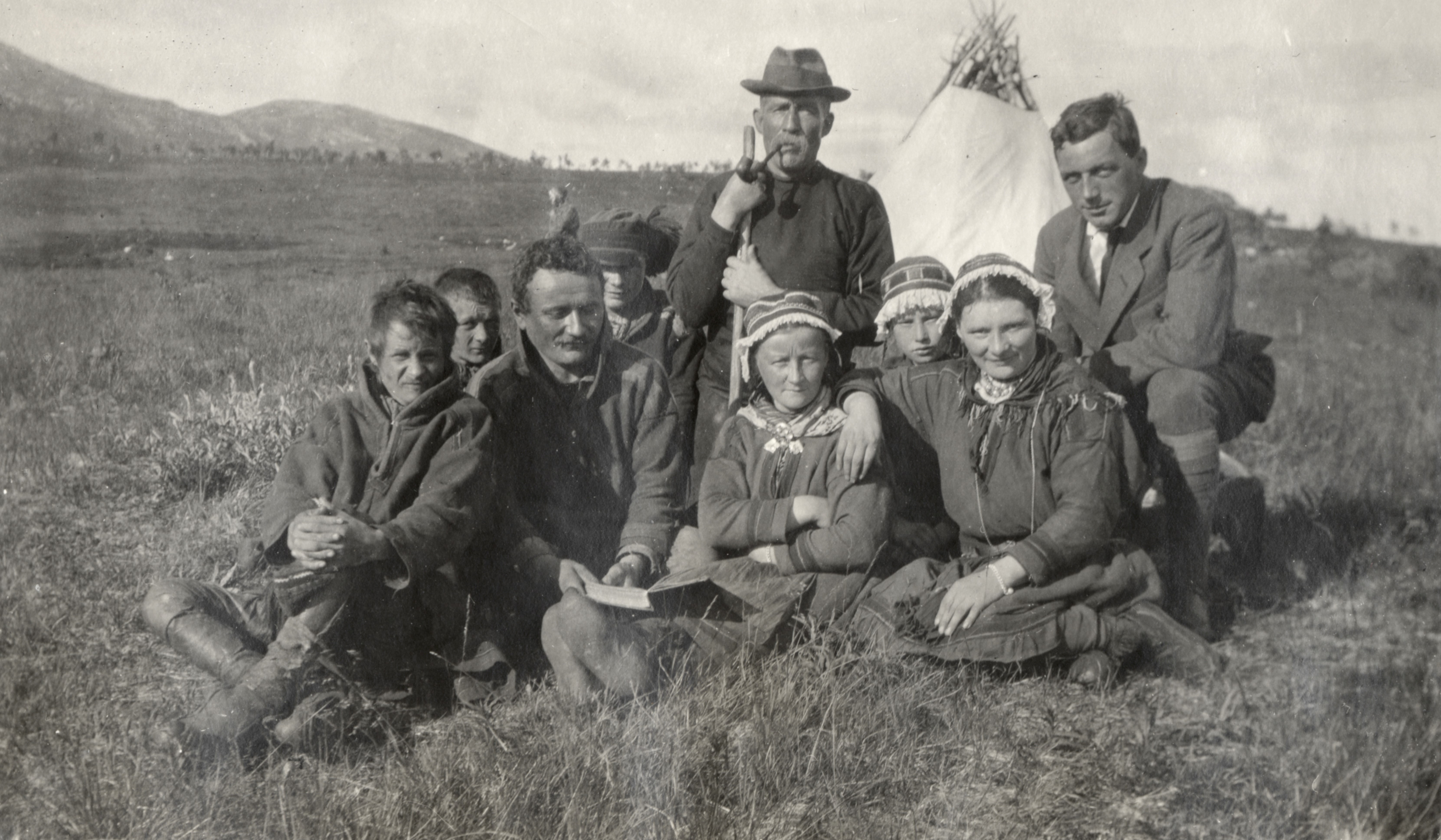 skuletelt samiske mennesker og noen norske utenfor en lavvo