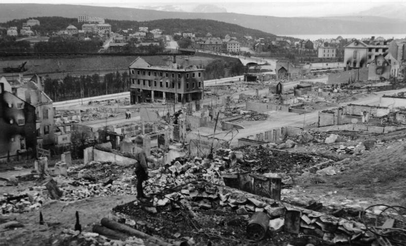 Et utbombet Narvik sentrum våren 1940. (Foto_Narviksenteret).jpg