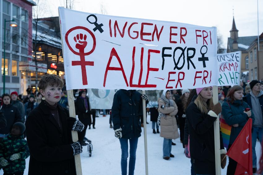 damer og jenter som holder banner p&aring; kvinnedagen 