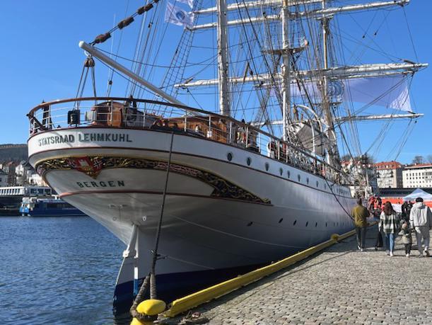 Seilskute til kai i solskinn