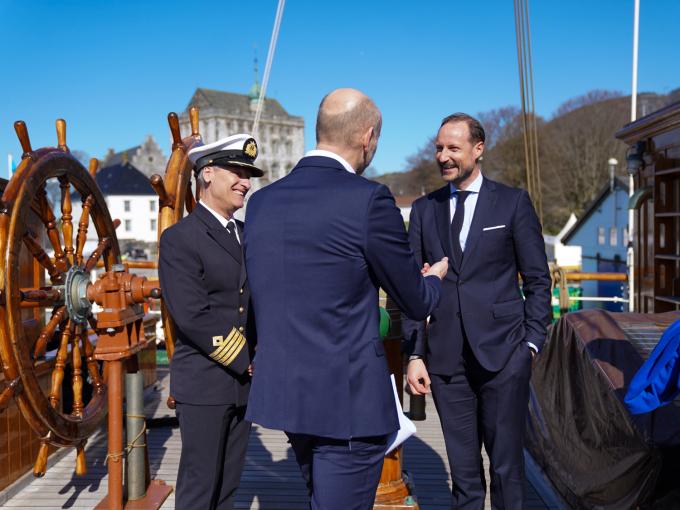 Tre personer snakker sammen på 