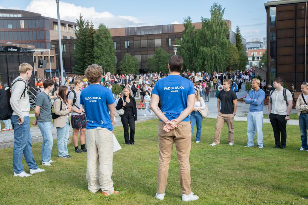 Studenter i faddergruppe på UiT. Benytt deg av mulighetene et nytt sosialt miljø gir! Du er ikke lenger bundet av gamle forventninger til deg, sier psykologiprofessoren. 