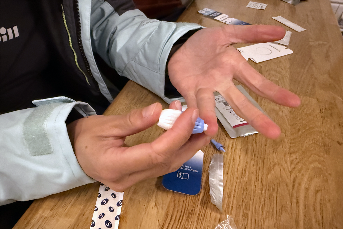 Noen som stikker seg selv i fingere for å ta en blodprøve