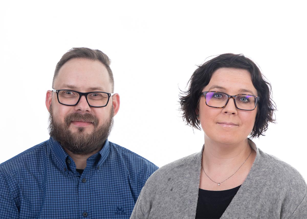 To personer som kikker i kamera