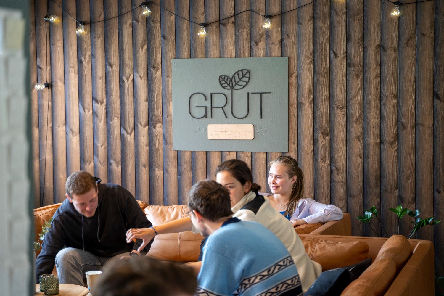 Studenter innendørs