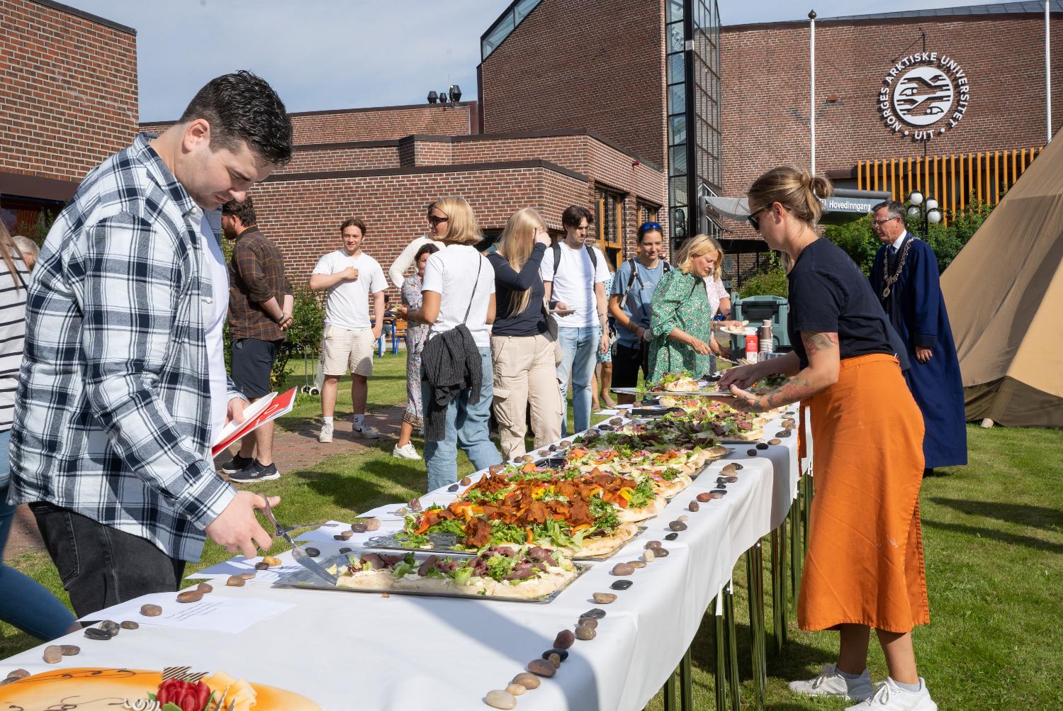 Studenter som nyter en fin dag i fjellet.