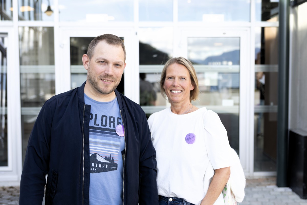 Svein-Ove Bartlett og Hilde Dahl.jpg To voksne studenter, mann og kvinne