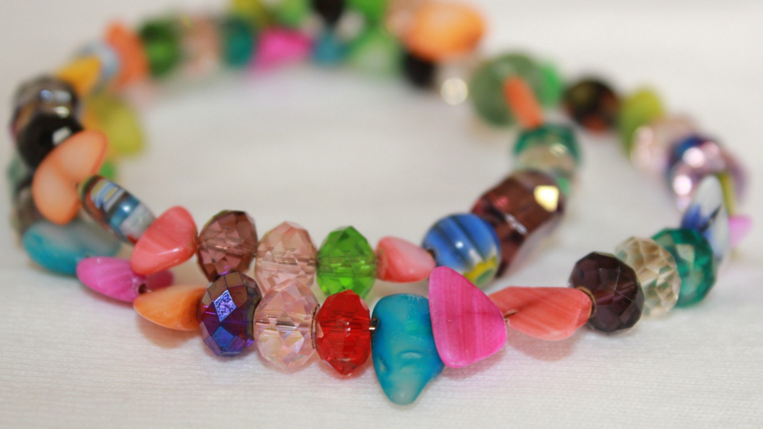 Illustrasjons-/bannerbilde for KREATIVT VERKSTED | Lag et armb&aring;nd inspirert av grunnstoffer