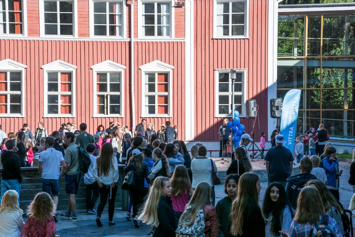 SKolegård full av barn