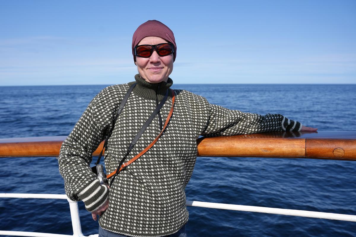 Kvinne står på et seilskip